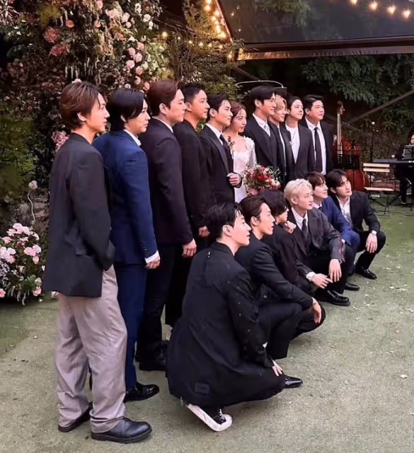 粉絲圓滿了！SuperJunior兩張照片時隔15年，一起做了專屬動作