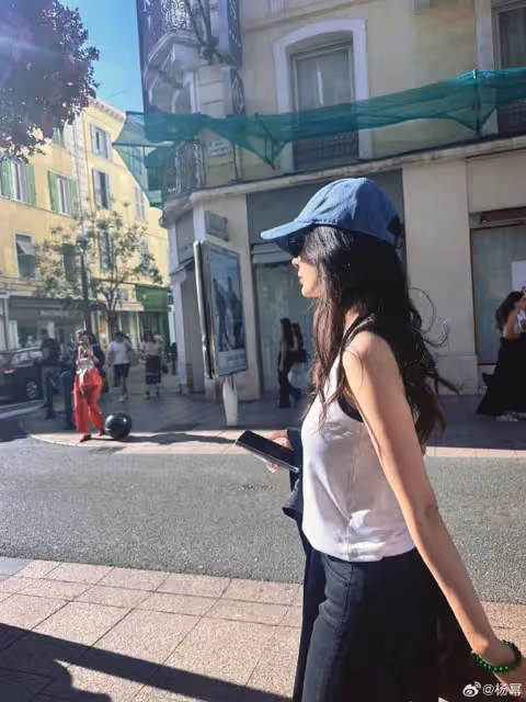 章子怡曬與楊冪雷佳音等合照，眾人海邊嬉笑玩鬧，男帥女美超養眼
