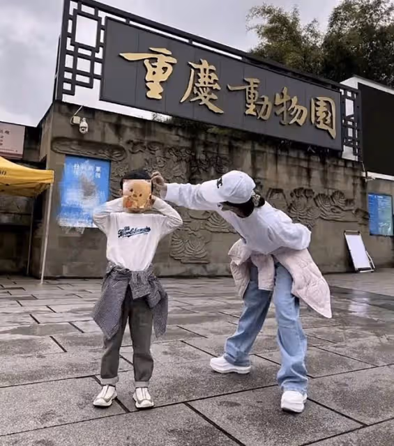 趙麗穎帶兒子逛動物園，罕曬母子合照秀幸福，5歲想想身高優越