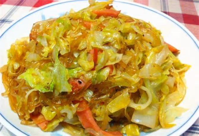包菜炒粉條好吃有秘訣,教你飯店不外傳做法,粉條不坨不粘鍋