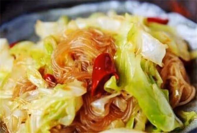 包菜炒粉條好吃有秘訣,教你飯店不外傳做法,粉條不坨不粘鍋