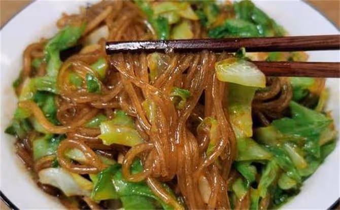 包菜炒粉條好吃有秘訣,教你飯店不外傳做法,粉條不坨不粘鍋
