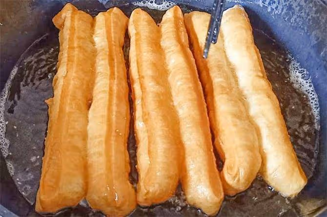 教你家庭版炸油條的配方和比例,食材簡單廚房都有,個個蓬鬆暄軟