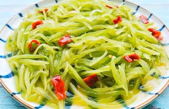 萵筍不適合直接爆炒,這樣做素炒萵筍絲,口感爽滑