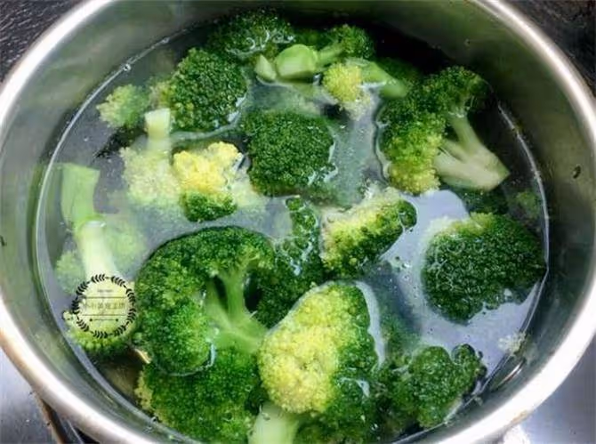 清炒西蘭花,焯水冷水下鍋還是開水下鍋,教你正確做法