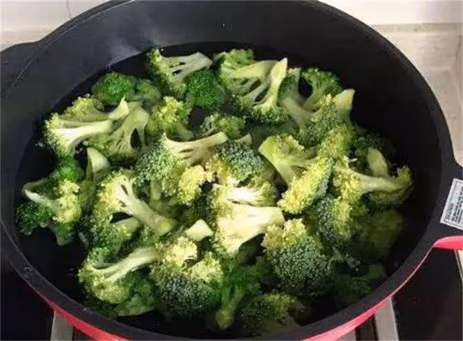 清炒西蘭花,焯水冷水下鍋還是開水下鍋,教你正確做法