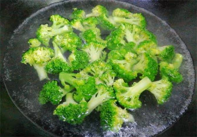 清炒西蘭花,焯水冷水下鍋還是開水下鍋,教你正確做法