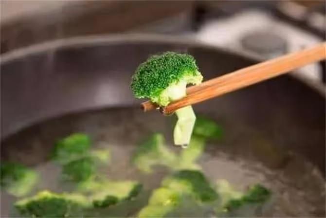 清炒西蘭花,焯水冷水下鍋還是開水下鍋,教你正確做法