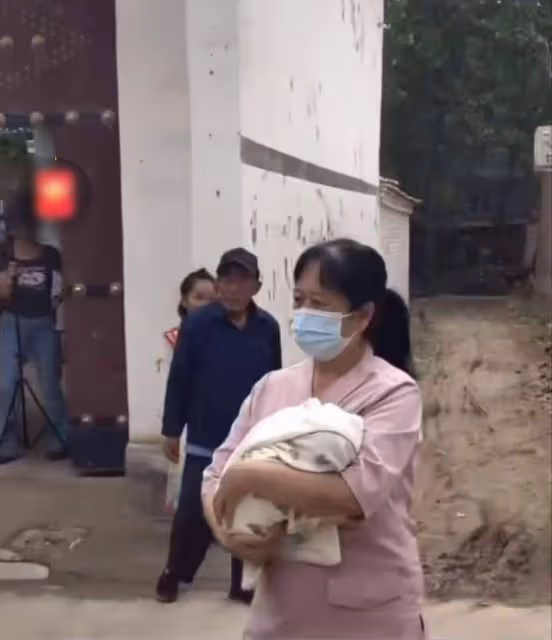 大衣哥孫子滿月,月子中心老闆親自護送到家!孫子名字曝光惹爭議