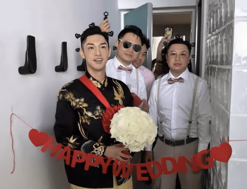 恭喜!香港知名男星關楚耀今日大婚,與妻子在洞房之夜努力造人