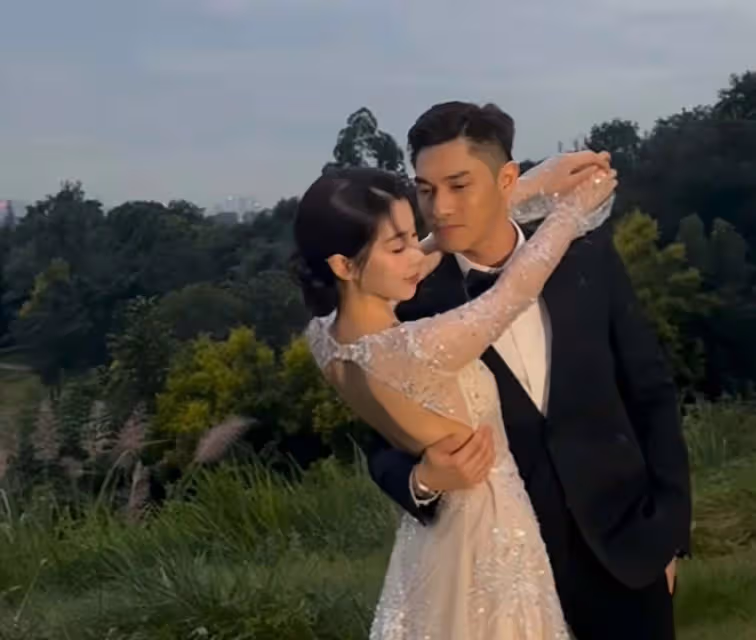 恭喜!香港知名男星關楚耀今日大婚,與妻子在洞房之夜努力造人
