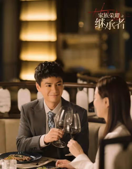 港劇《家族榮耀》續作熱播!TVB男星看妻子親熱戲抓狂,打翻醋罈