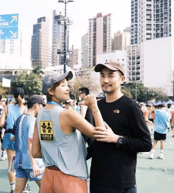 港劇《家族榮耀》續作熱播!TVB男星看妻子親熱戲抓狂,打翻醋罈