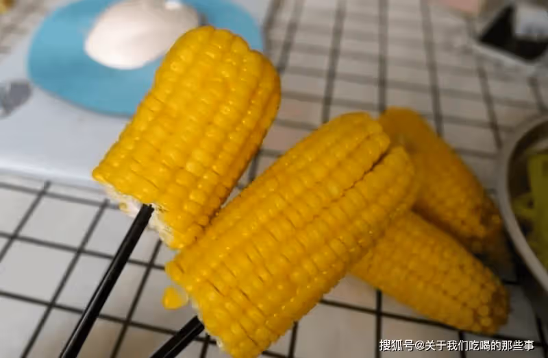 煮玉米,用清水煮是外行!記得多加2味,玉米軟糯香甜,好吃