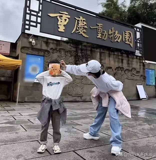 趙麗穎接兒子團聚,母子一起吃烤串,看大熊貓,5歲想想出鏡好帥