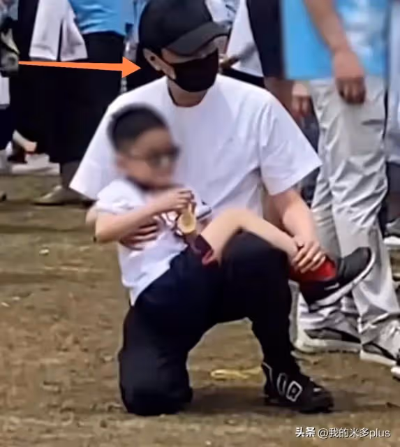 趙麗穎接兒子團聚,母子一起吃烤串,看大熊貓,5歲想想出鏡好帥