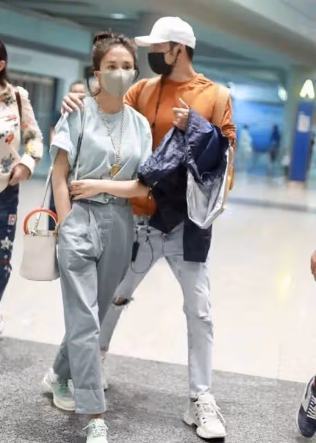 楊爍與老婆強秀恩愛,互動卻太生硬,嬌妻打扮潮流不像家庭主婦