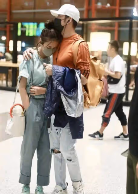 楊爍與老婆強秀恩愛,互動卻太生硬,嬌妻打扮潮流不像家庭主婦