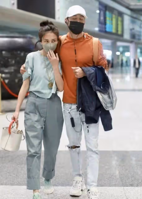 楊爍與老婆強秀恩愛,互動卻太生硬,嬌妻打扮潮流不像家庭主婦