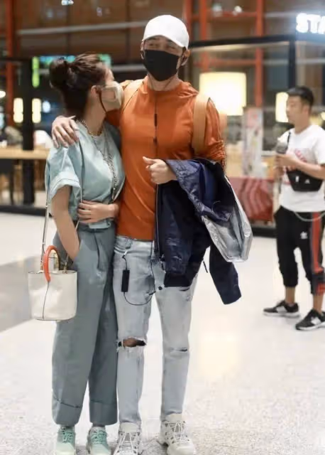 楊爍與老婆強秀恩愛,互動卻太生硬,嬌妻打扮潮流不像家庭主婦