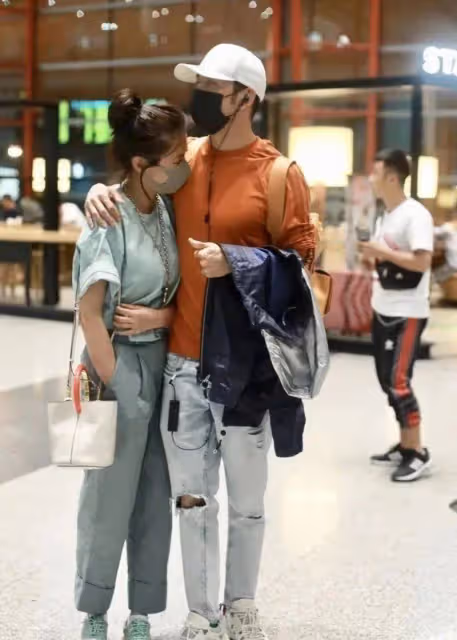 楊爍與老婆強秀恩愛,互動卻太生硬,嬌妻打扮潮流不像家庭主婦