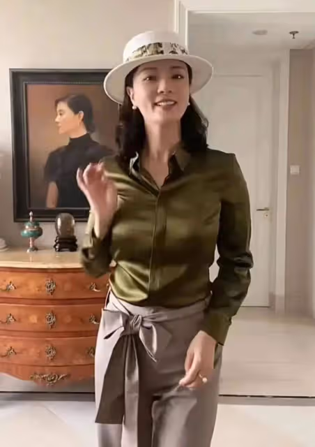 劉芳菲胖得太明顯!肉感身材穿真絲襯衣,滿肚子贅肉卻挺闊氣