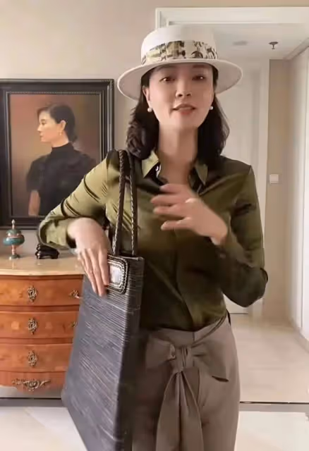 劉芳菲胖得太明顯!肉感身材穿真絲襯衣,滿肚子贅肉卻挺闊氣