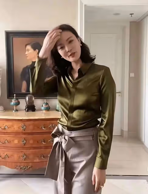 劉芳菲胖得太明顯!肉感身材穿真絲襯衣,滿肚子贅肉卻挺闊氣