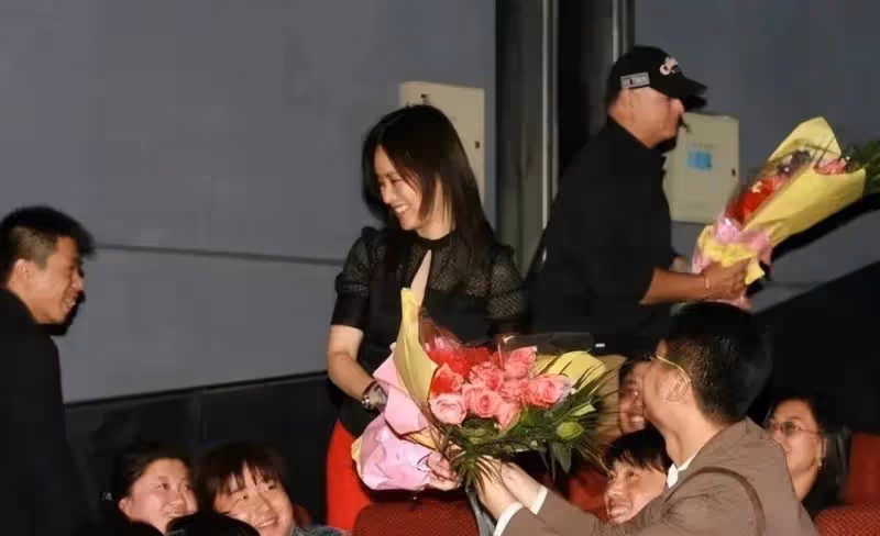鄔君梅夫婦同框,外國老公不修邊幅胖成她兩倍,她打扮嬌俏似女兒