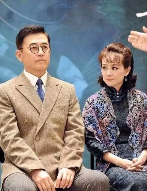 王志飛夫婦同台,妻子身著民國闊太裝展現優雅氣質,但卻很顯老