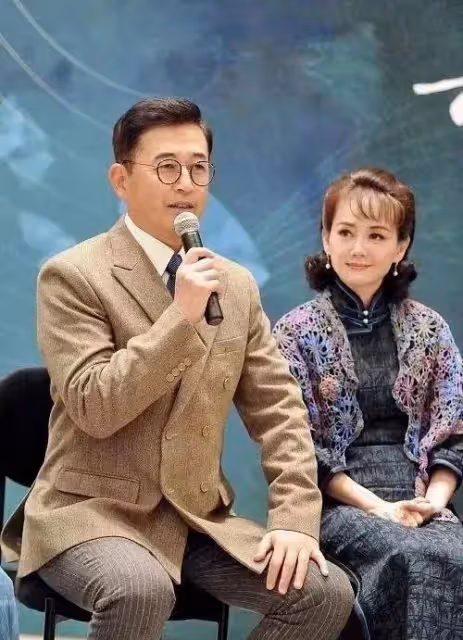 王志飛夫婦同台,妻子身著民國闊太裝展現優雅氣質,但卻很顯老