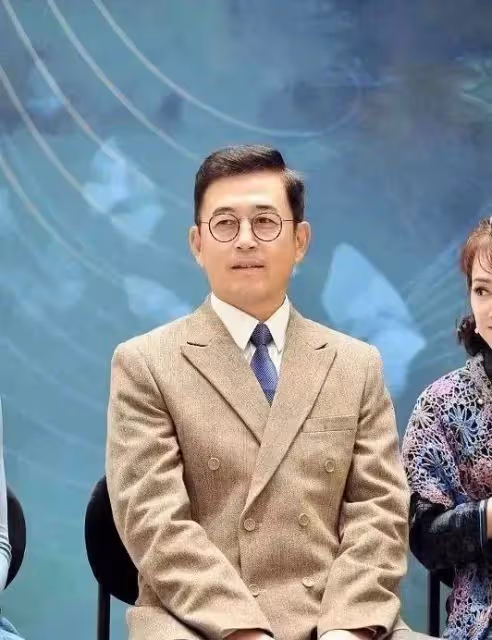 王志飛夫婦同台,妻子身著民國闊太裝展現優雅氣質,但卻很顯老