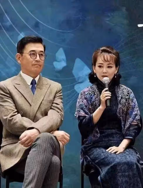 王志飛夫婦同台,妻子身著民國闊太裝展現優雅氣質,但卻很顯老