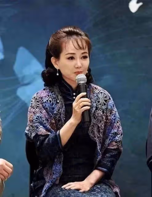 王志飛夫婦同台,妻子身著民國闊太裝展現優雅氣質,但卻很顯老