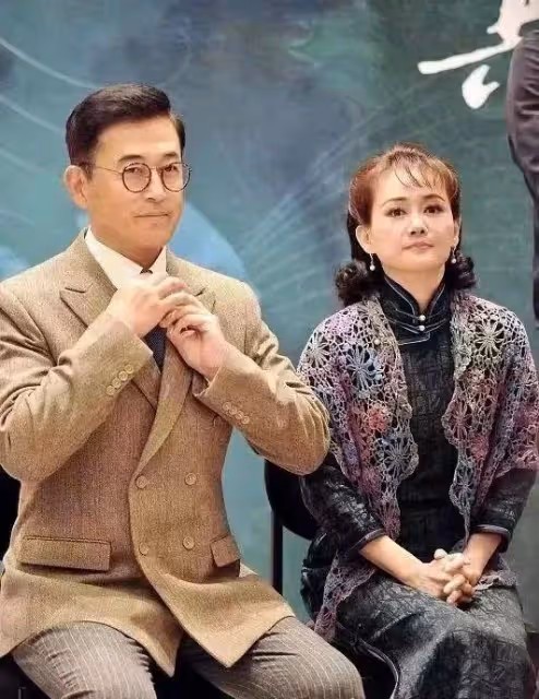 王志飛夫婦同台,妻子身著民國闊太裝展現優雅氣質,但卻很顯老