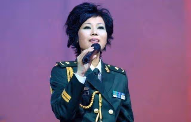 她紅過毛阿敏,碾壓毛寧,37歲演唱會上癌症復發,葬禮現場眾人落淚
