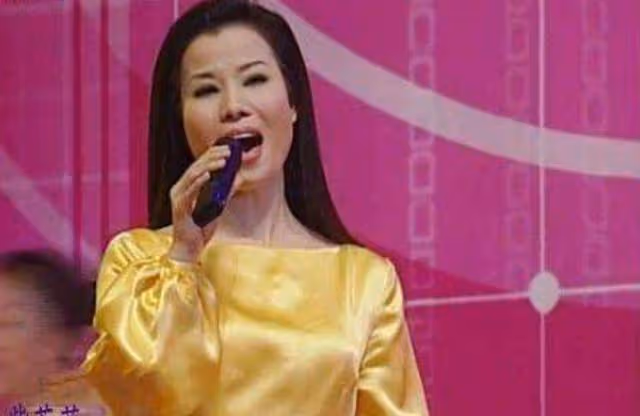 她紅過毛阿敏,碾壓毛寧,37歲演唱會上癌症復發,葬禮現場眾人落淚
