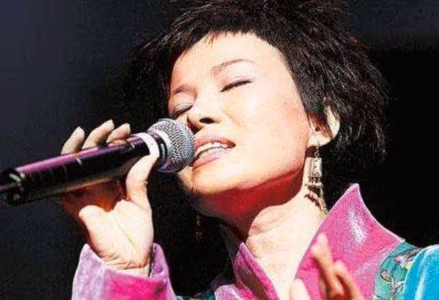她紅過毛阿敏,碾壓毛寧,37歲演唱會上癌症復發,葬禮現場眾人落淚