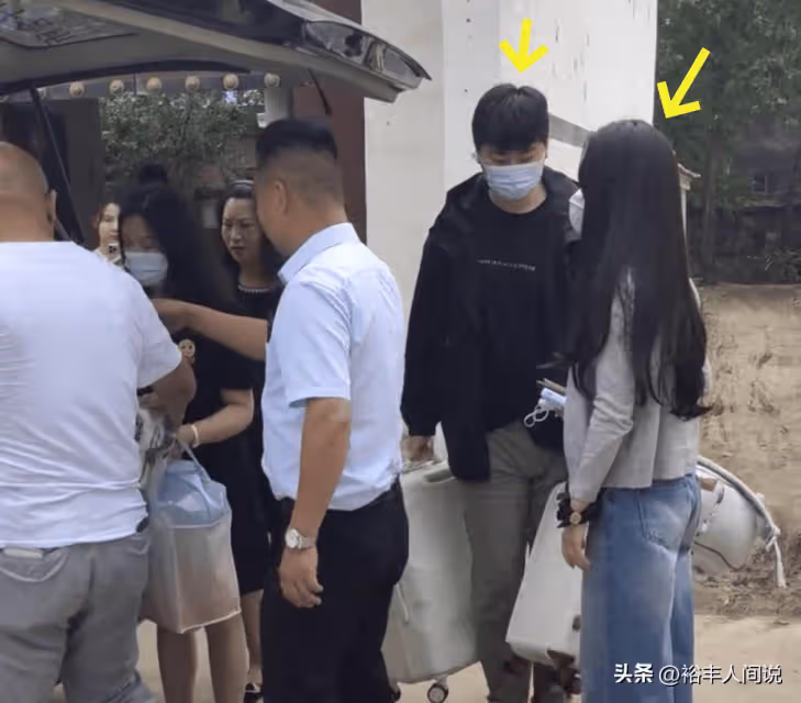 朱小偉一家三口返回朱樓村!大衣哥忙著起名,曝孫子名叫朱發順