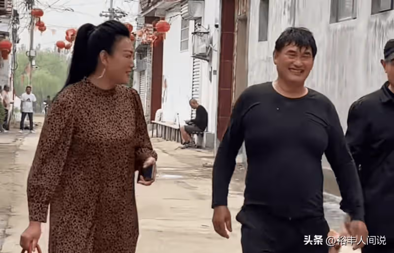 朱小偉一家三口返回朱樓村!大衣哥忙著起名,曝孫子名叫朱發順