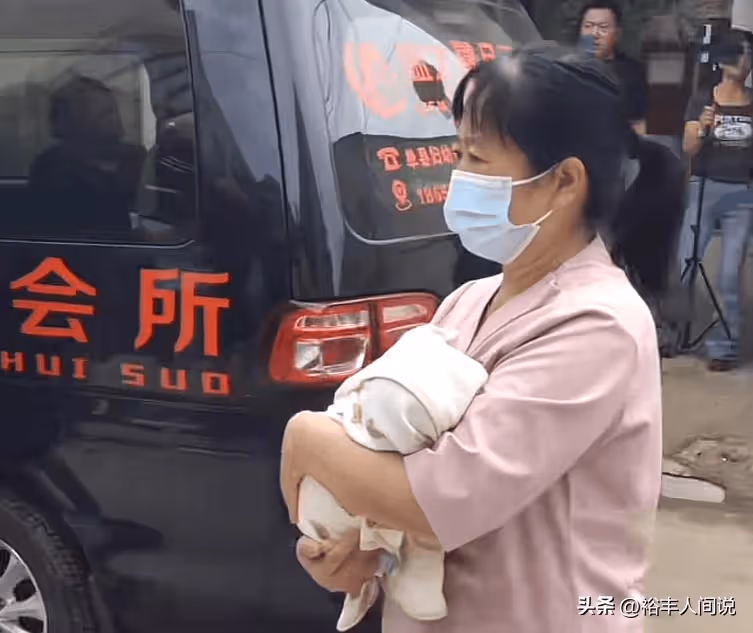 朱小偉一家三口返回朱樓村!大衣哥忙著起名,曝孫子名叫朱發順