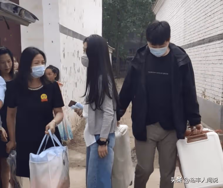 朱小偉一家三口返回朱樓村!大衣哥忙著起名,曝孫子名叫朱發順