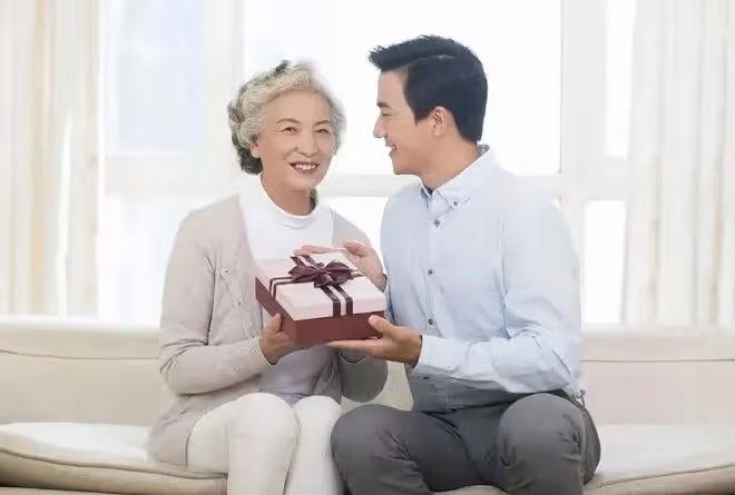 我68歲,老伴和兒子都去世了,現在和兒媳婦住一起,合適嗎
