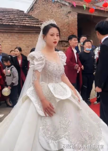 婚紗3000元，兒媳怒將她剪爛：沒有上萬婚紗堅決不結婚