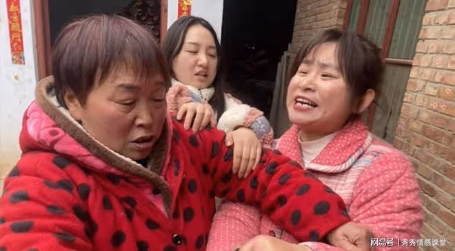 婚紗3000元，兒媳怒將她剪爛：沒有上萬婚紗堅決不結婚