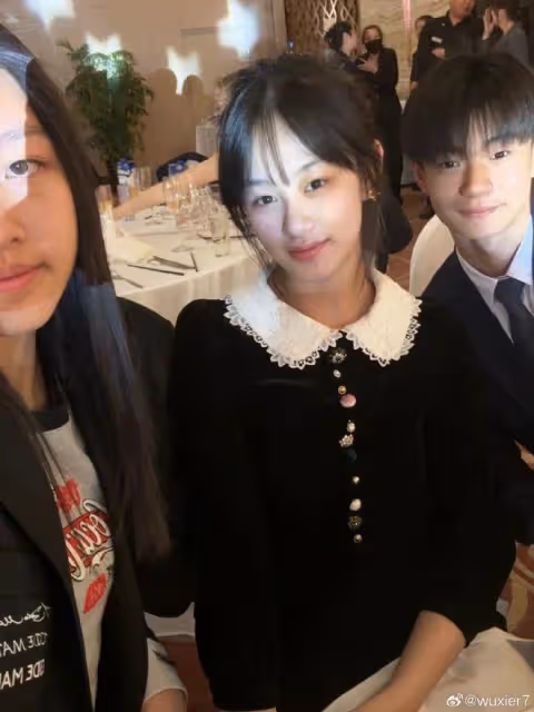 吳啟華15歲千金貴族學校畢業，秋天出國留學，母女同框宛如姐妹！