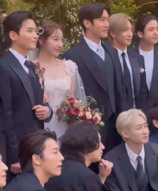 Super Junior在厲旭婚禮上合體，13人合影， 周覓和Henry也在現場