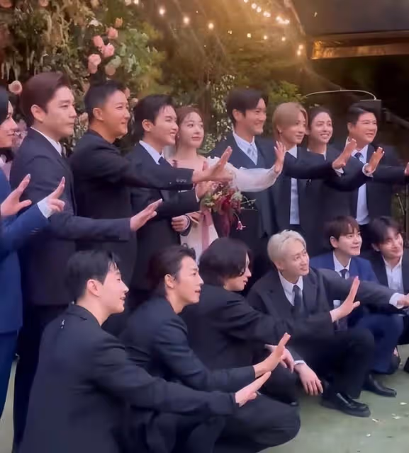 Super Junior在厲旭婚禮上合體，13人合影， 周覓和Henry也在現場