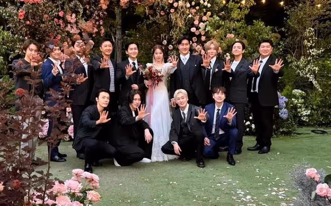 Super Junior在厲旭婚禮上合體，13人合影， 周覓和Henry也在現場