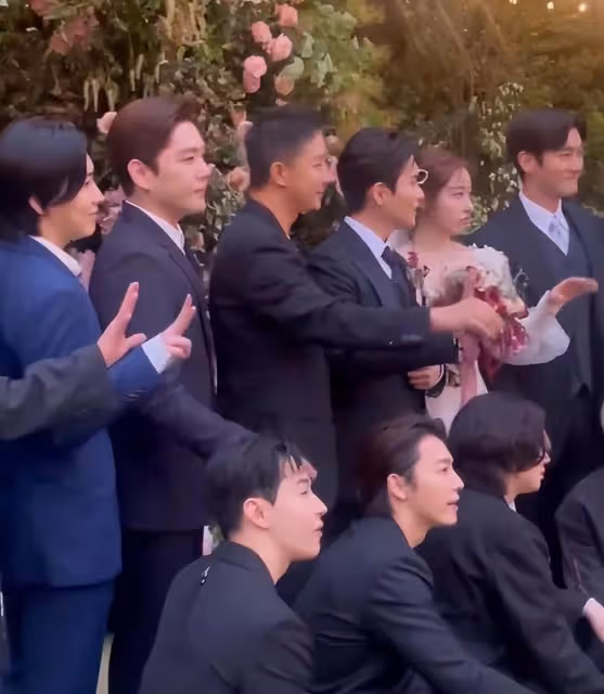 Super Junior在厲旭婚禮上合體，13人合影， 周覓和Henry也在現場